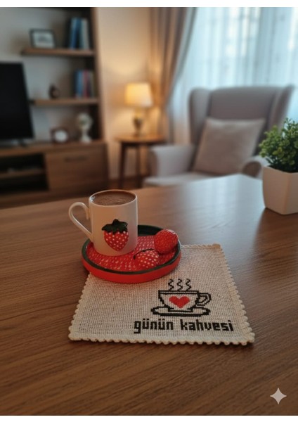 Çilek Desenli El Yapımı Kahve Seti – Günün Kahvesi Etamin Peçeteli Özel Sunum Takımı
