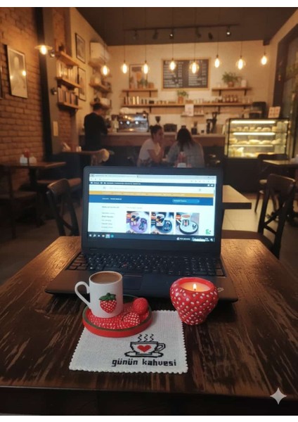 Çilek Desenli El Yapımı Kahve Seti – Günün Kahvesi Etamin Peçeteli Özel Sunum Takımı fiyatları