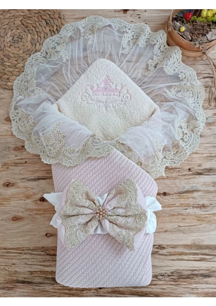 Yenidoğan Kuzulu Taç Nakış Güpürlü Fiyonklu Duvaklı Prizma Taş Unisex Kundak Bebek Battaniyesi Pembe