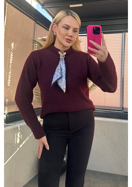 Fular Detaylı Bordo Kazak