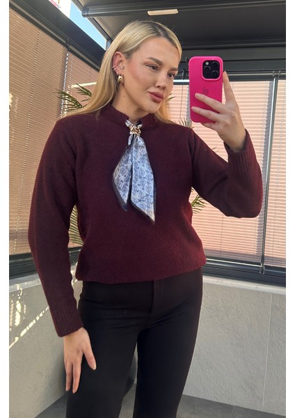 Fular Detaylı Bordo Kazak