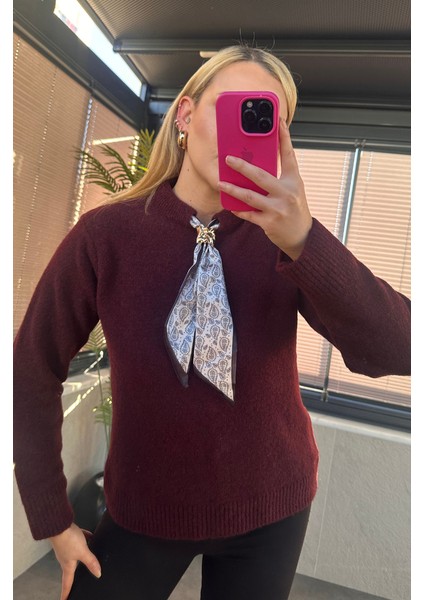 Fular Detaylı Bordo Kazak