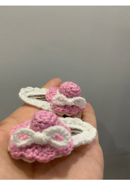 El Yapımı Amigurumi Şapka Saç Tokası – Örgü Pembe Beyaz Çıtçıt Toka – Kız Çocuk Için Sevimli Aksesuar