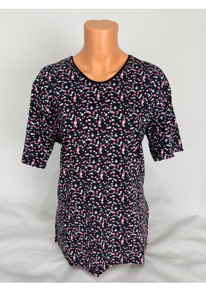 Kadın Siyah U Yaka Kısa Kollu Çiçek Desenli Yırtmaçlı Dokuma Viskon Anne Penye Tişört
