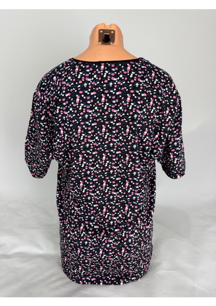 Kadın Siyah U Yaka Kısa Kollu Çiçek Desenli Yırtmaçlı Dokuma Viskon Anne Penye Tişört modelleri