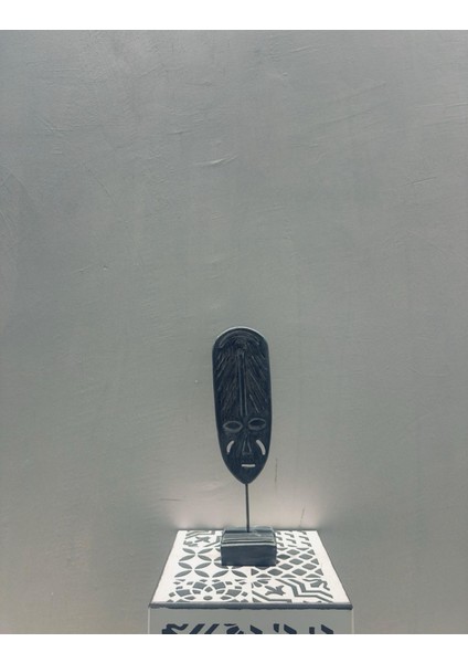 Afrika Maskesi Seramik Dekor 40×10 cm | Etnik Duvar & Masa Üstü Sanat Objesi | Modern Siyah Eskitme Heykel | Kültürel Dekorasyon | Lamazıf