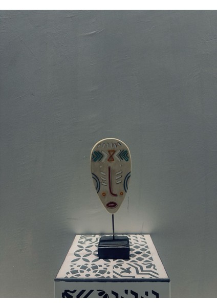 Etnik Modern Polyester Maske 35×14 cm | Sanatsal Dekoratif Heykel | Renkli Tribal Yüz Figürü | Ev & Ofis Kültürel Dekorasyon | Lamazıf