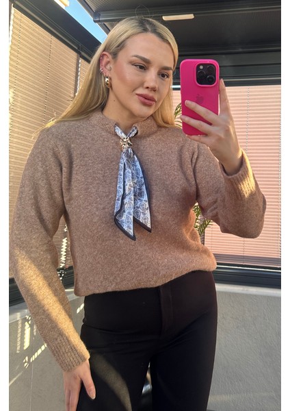 Fular Detaylı Camel Kazak