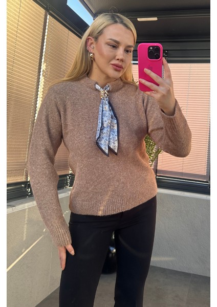 Fular Detaylı Camel Kazak