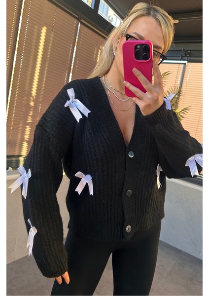 Fiyonk Detaylı Siyah Hırka