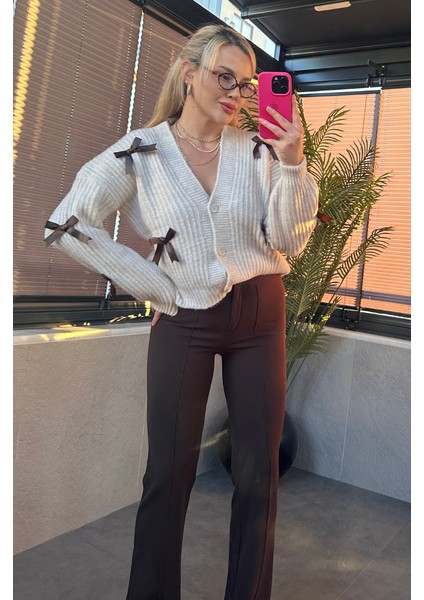 Fiyonk Detaylı Krem Hırka