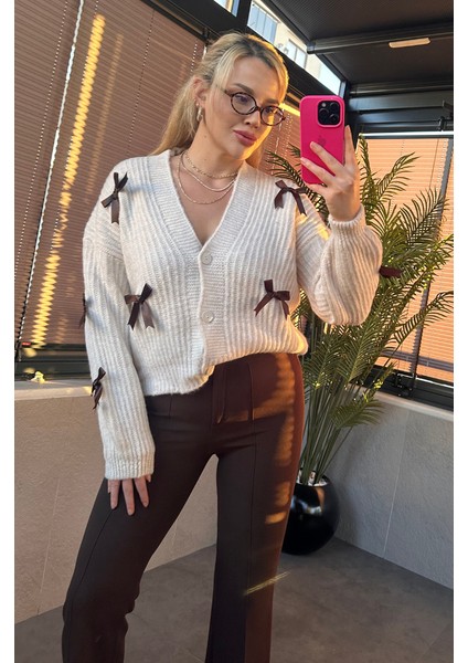 Fiyonk Detaylı Krem Hırka indirimleri