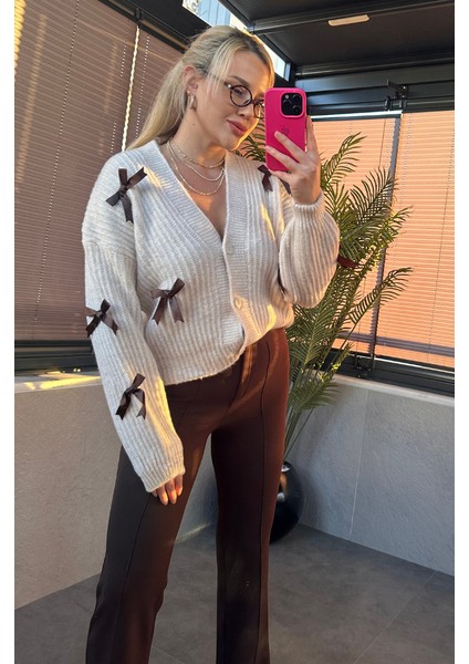 Fiyonk Detaylı Krem Hırka