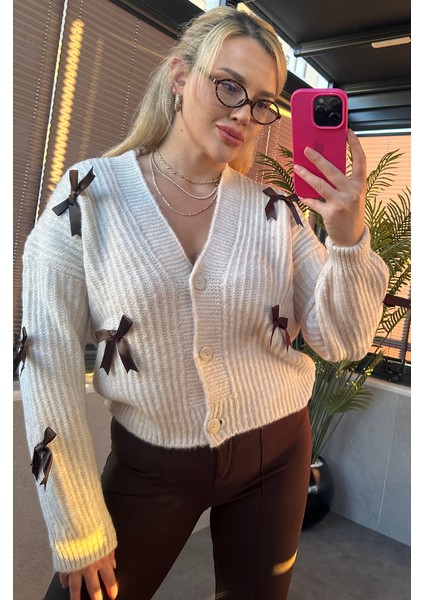 Fiyonk Detaylı Krem Hırka