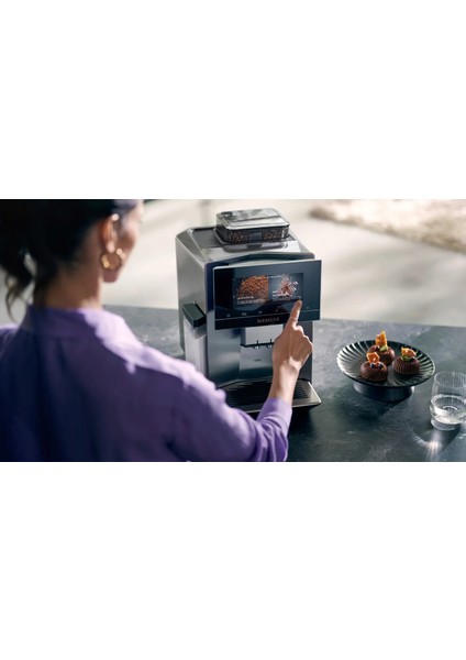 Wi-Fi Bağlantılı 10 Farklı Kullanıcı Tanımlı Premium EQ900 Tam Otomatik Kahve Makinesi - Home Connect - Baristamode - Paslanmaz Çelik +2kg Kahve TQ905R03 modelleri