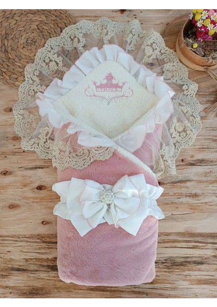 Yenidoğan Wool Yün Kumaş Taç Nakışlı Güpür Duvaklı Fiyonk Prizma Taş Unisex Kundak Bebek Battaniyesi Pembe