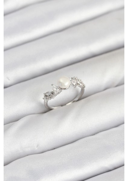 Pirinç Gümüş Renk Zirkon Taşlı Incili Model Kadın Yüzük