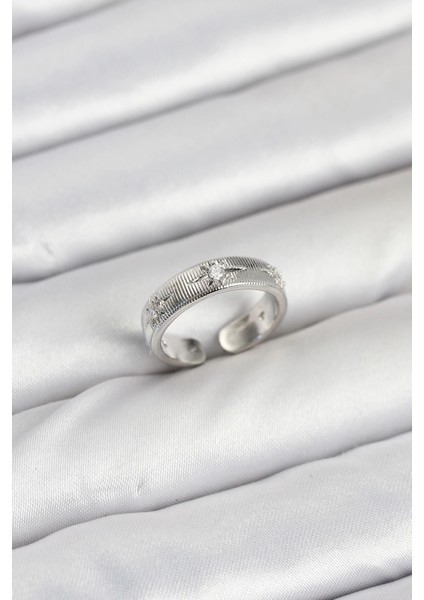 Pirinç Gümüş Renk Zirkon Taşlı Kutup Yıldızı Model Kadın Yüzük