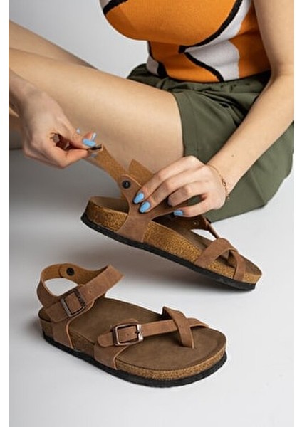 Kadın Siyah Suni Deri Tokalı Parmak Arası Sandalet Yüksek Tabanlı Rahat Kullanım fırsatları