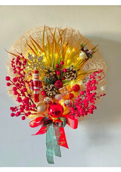 Işıklı Yılbaşı Kapı ve Duvar Süsü – Çam Kozalaklı, Kurdele Detaylı Kırmızı Altın Noel Dekoru