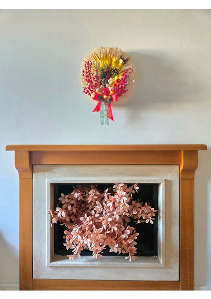 Işıklı Yılbaşı Kapı ve Duvar Süsü – Çam Kozalaklı, Kurdele Detaylı Kırmızı Altın Noel Dekoru fiyatları