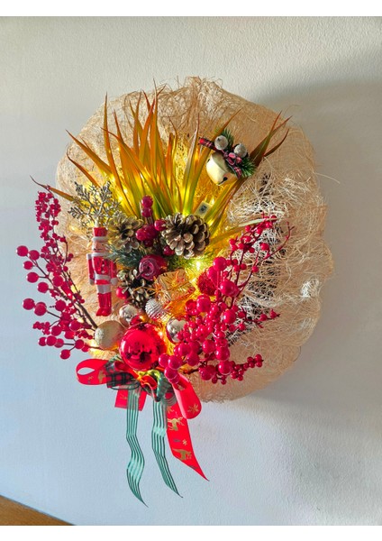 Işıklı Yılbaşı Kapı ve Duvar Süsü – Çam Kozalaklı, Kurdele Detaylı Kırmızı Altın Noel Dekoru fırsatları