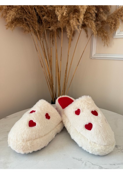 Modern Peluş Ekstra Hafif Kadın Ev Terliği Kalpli