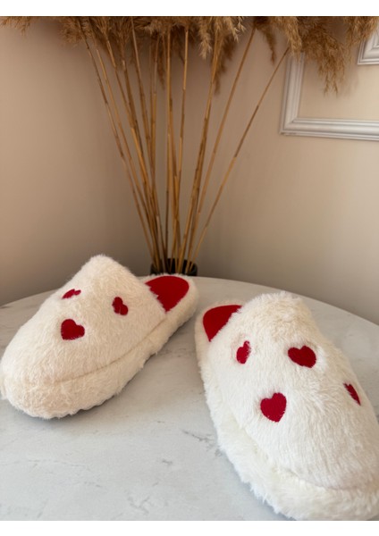 Modern Peluş Ekstra Hafif Kadın Ev Terliği Kalpli modelleri