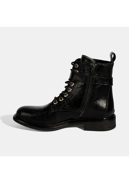 Kadın Siyah Bağcıklı Metal Aksesuarlı Deri Postal Bot modelleri