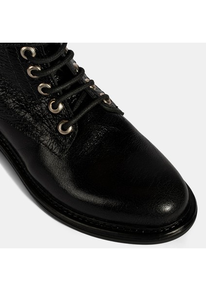 Kadın Siyah Bağcıklı Metal Aksesuarlı Deri Postal Bot