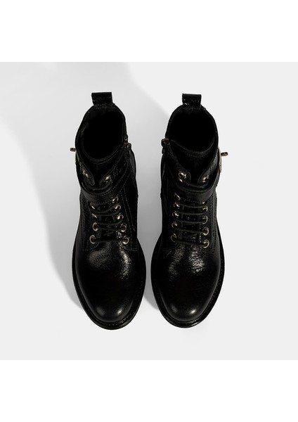 Kadın Siyah Bağcıklı Metal Aksesuarlı Deri Postal Bot