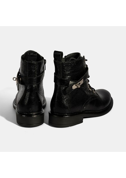 Kadın Siyah Bağcıklı Metal Aksesuarlı Deri Postal Bot
