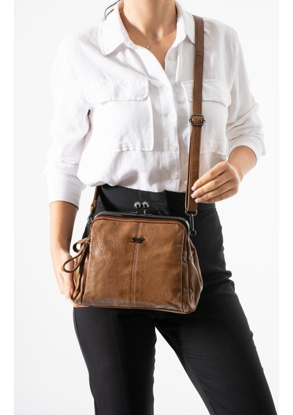 Yıkama Deri Klipsli Fermuarlı 3 Bölmeli Burslu Omuz Çantası Taba MODEL:(571-13T)