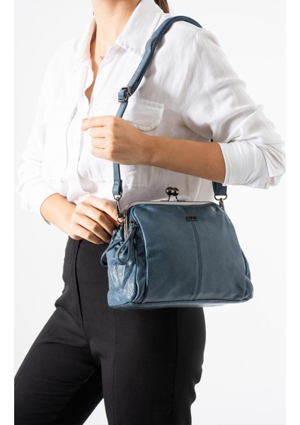 Yıkama Deri Klipsli Fermuarlı 3 Bölmeli Burslu Omuz Çantası Mavi MODEL:(571-13T) fiyatları