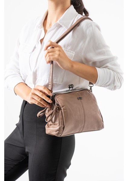 Yıkama Deri Klipsli Fermuarlı 3 Bölmeli Burslu Omuz Çantası Vizon MODEL:(571-13T) fiyatları