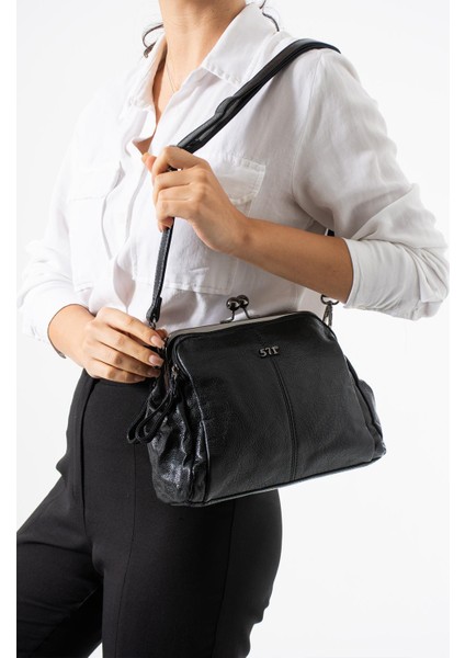 Yıkama Deri Klipsli Fermuarlı 3 Bölmeli Burslu Omuz Çantası Siyah MODEL:(571-13T)