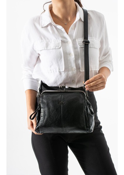 Yıkama Deri Klipsli Fermuarlı 3 Bölmeli Burslu Omuz Çantası Siyah MODEL:(571-13T) fiyatları
