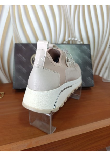 Kadın Bej Rugan Detaylı Rahat Günlük Ayakkabı fiyatları