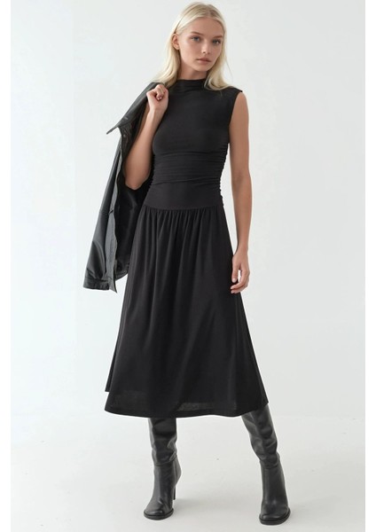 Kadın Yuvarlak Yakalı Rahat Kesim Midi Elbise Siyah