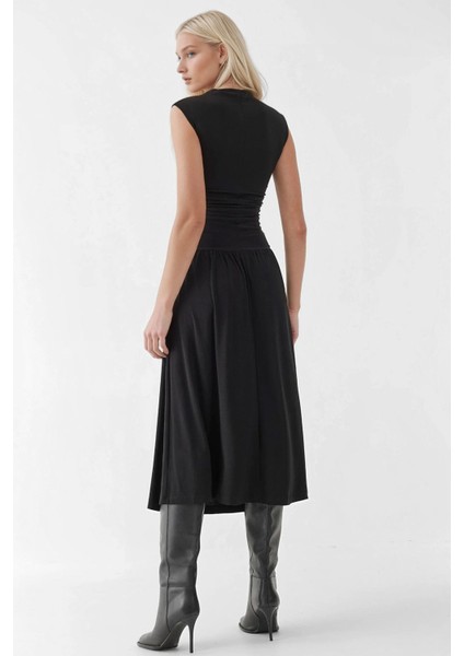 Kadın Yuvarlak Yakalı Rahat Kesim Midi Elbise Siyah