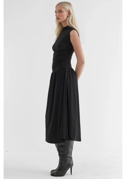 Kadın Yuvarlak Yakalı Rahat Kesim Midi Elbise Siyah
