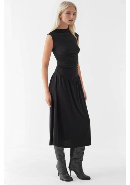 Kadın Yuvarlak Yakalı Rahat Kesim Midi Elbise Siyah