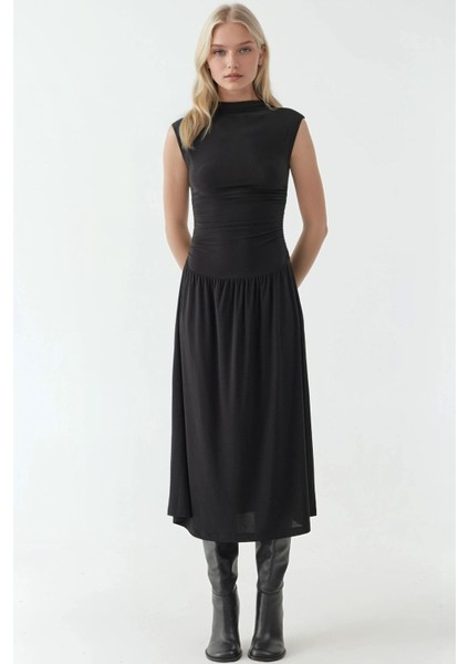 Kadın Yuvarlak Yakalı Rahat Kesim Midi Elbise Siyah