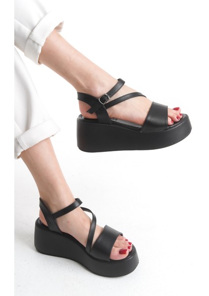 Kadın Deri Görünümlü Fermuarlı Siyah Uzun Çizme fırsatları