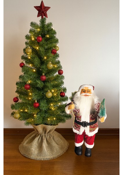 60 cm Çam Ağaçlı Ekoseli Noel Baba – Ayakta Duran Şık ve Özel Tasarım Yılbaşı Dekor Figürü