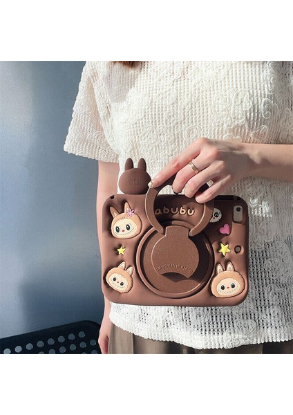 Samsung Galaxy Tab S9 Fe Plus Çocuklar Için Askılı 360 Derece Standlı Soft Labubu Karakter Silikon Kılıf SM-X610