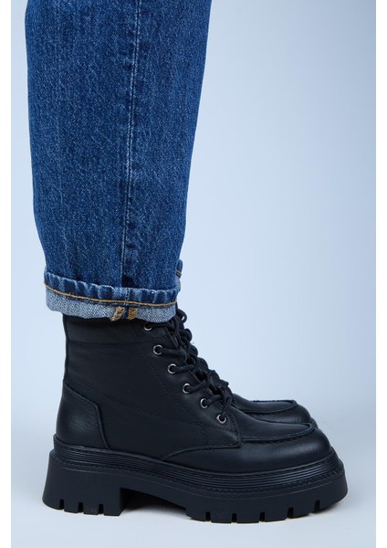 Ayra Kadın Hakiki Deri Bağcıklı Burnu Köşeli Siyah Bot