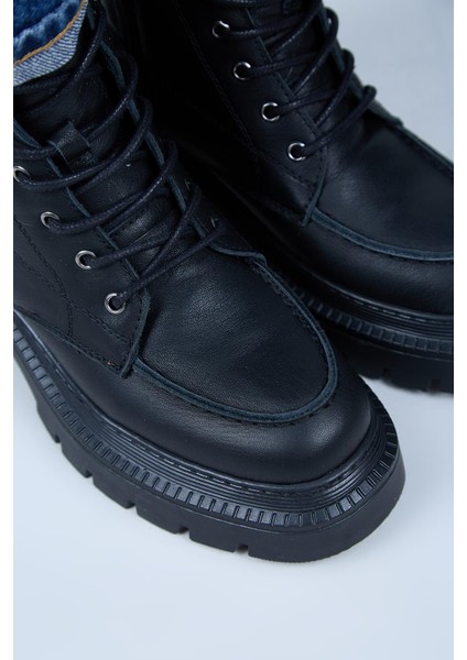 Ayra Kadın Hakiki Deri Bağcıklı Burnu Köşeli Siyah Bot modelleri