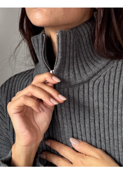 Kadın Gri Dik Yaka Fermuarlı Triko Crop Kazak modelleri