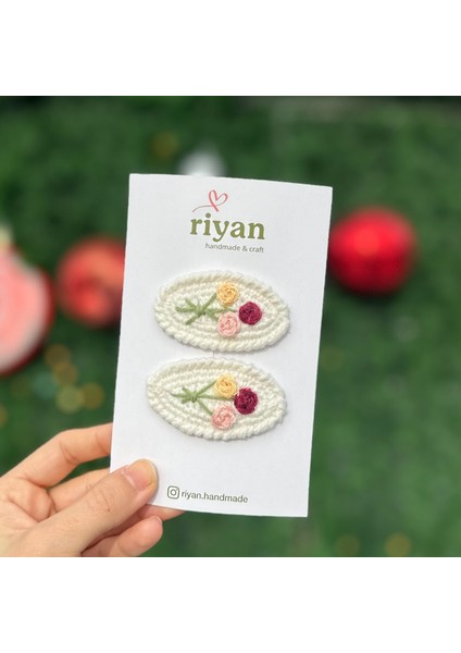 El Yapımı Örgü Çiçek Işlemeli Çıtçıtlı Toka – 2’li Set | Kız Çocuk Saç Aksesuarı